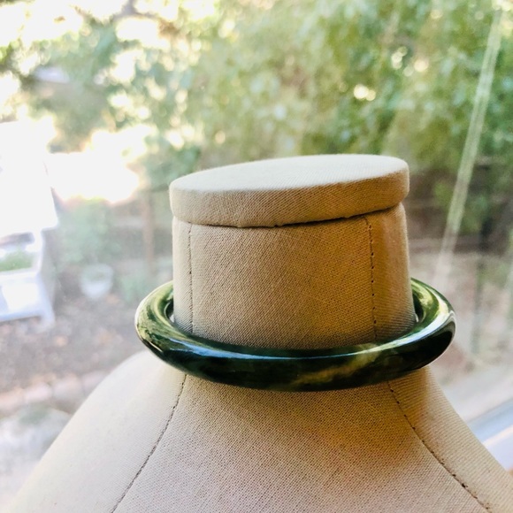 Vintage Green Stone Bangle Bracelet - Picture 15 of 17